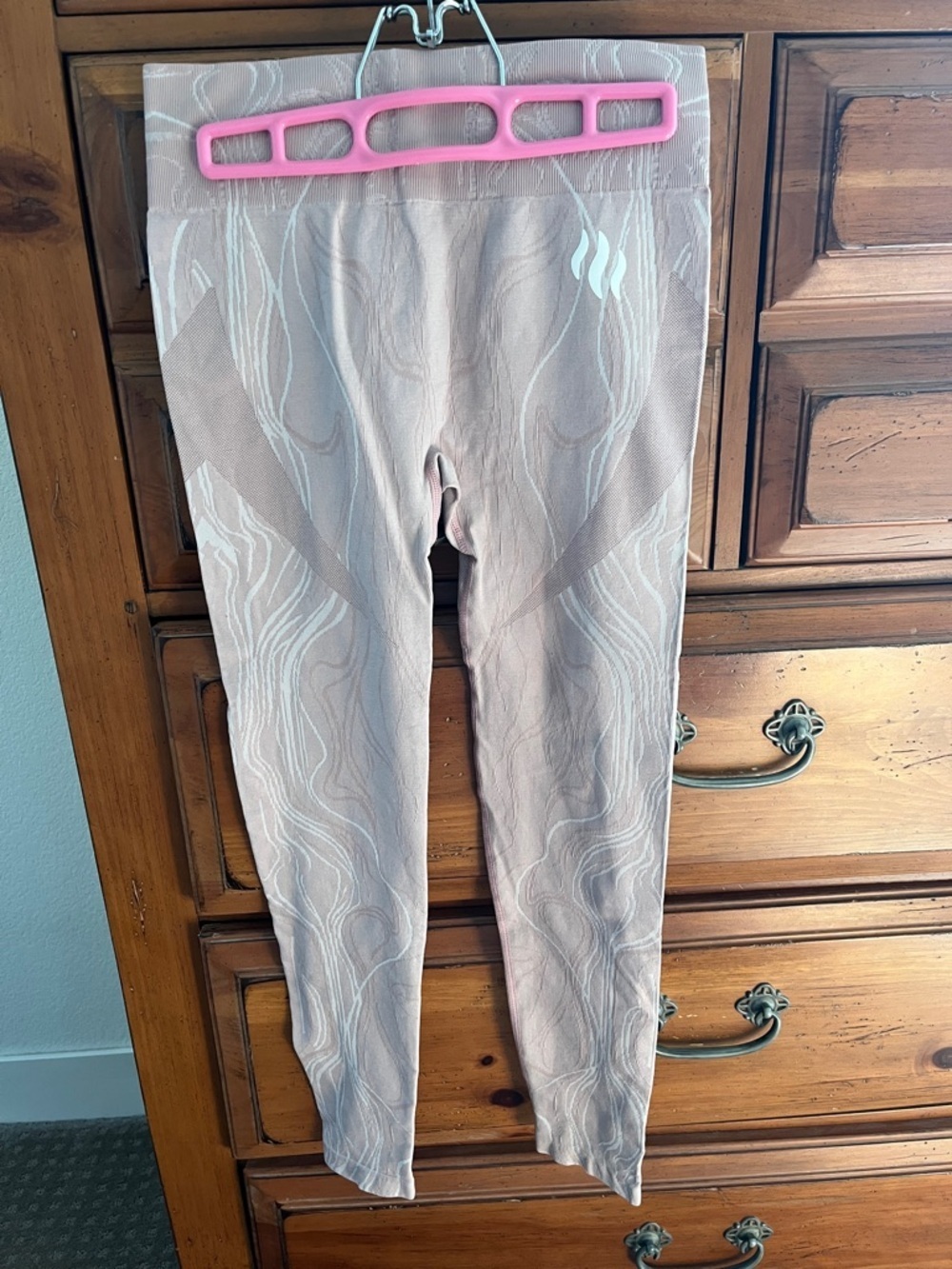 Seamless Sculpting Leggings in Dusty Mauve with Light Wave Pattern NWOT